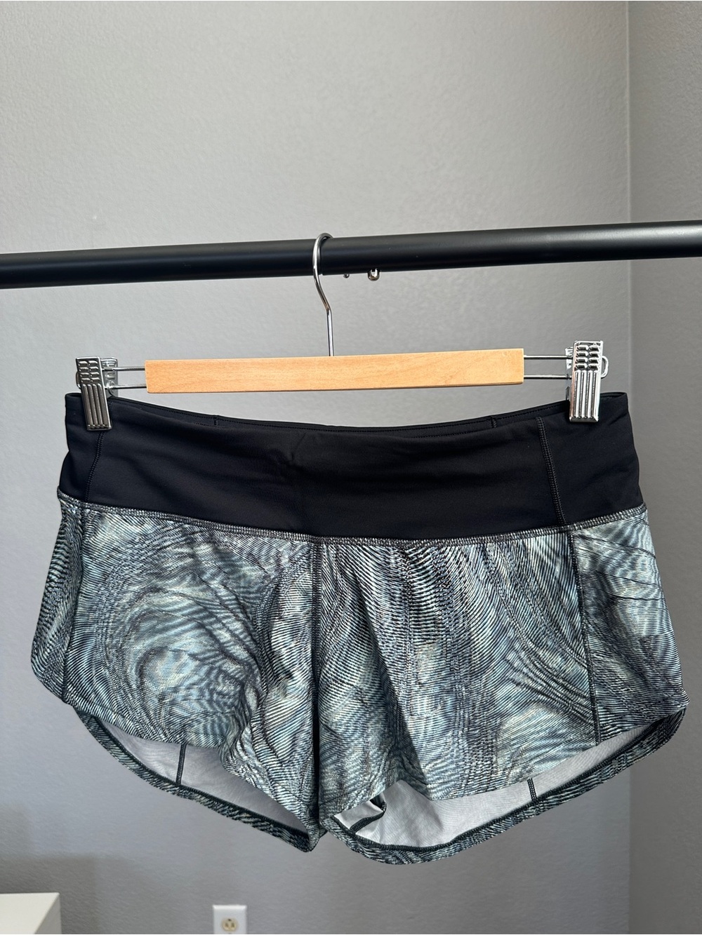 Lululemon Speed Shorts Ravish Reptile Silver Black Reflective Size 4